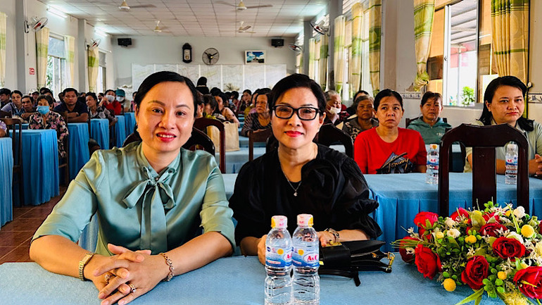 Quang cảnh tại buổi trao tặng quà các hộ Khmer nghèo ở xã Vĩnh Trạch Đông. (Ảnh: TRỌNG DUY)