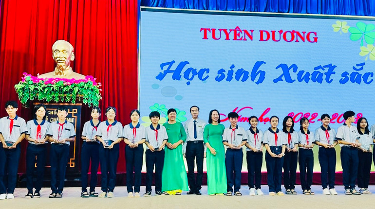 Nhờ được sự quan tâm giúp đỡ của toàn xã hội, nhiều học sinh, trong đó có không ít học sinh có hoàn cảnh khó khăn ở Bạc Liêu đã vươn lên đạt thành tích học tập tốt. Nhờ được sự quan tâm giúp đỡ của toàn xã hội, nhiều học sinh, trong đó có không ít học sinh có hoàn cảnh khó khăn ở Bạc Liêu đã vươn lên đạt thành tích học tập tốt.
