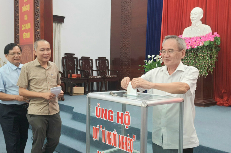 Đồng chí Bí thư Tỉnh ủy Bạc Liêu Lữ Văn Hùng tham gia ủng hộ người nghèo.