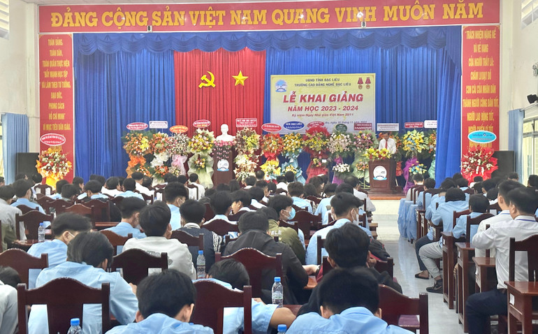 Quang cảnh lễ khai giảng năm học mới 2023-2024 của Trường cao đẳng Nghề Bạc Liêu. (Ảnh: TRỌNG DUY)