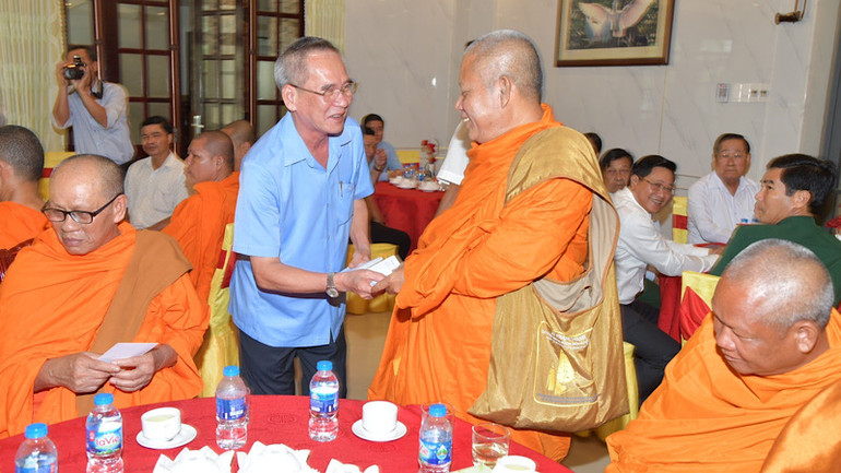 Bí thư Tỉnh ủy Bạc Liêu Lữ Văn Hùng gặp gỡ, tặng quà các chức sắc có uy tín.