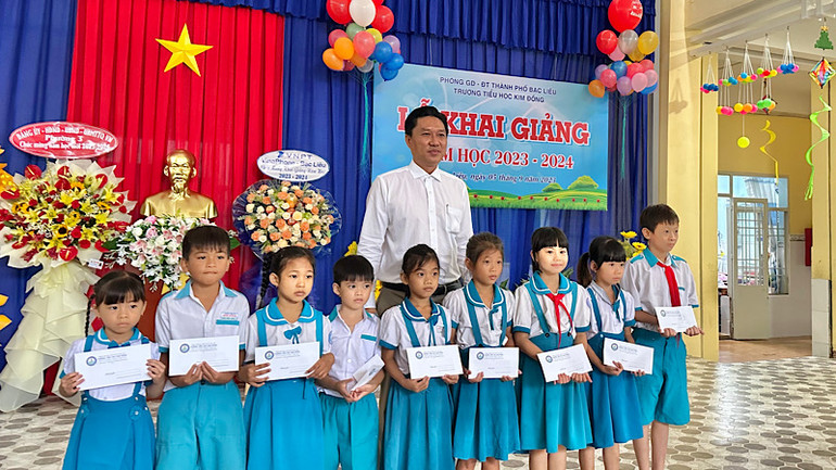 Đồng chí Ngô Hiếu Dân, Thường vụ Thành ủy, Bí thư Đảng ủy phường 3 (thành phố Bạc Liêu) trao quà cho các em học sinh có hoàn cảnh khó khăn ở Trường tiểu học Kim Đồng (thành phố Bạc Liêu). (Ảnh Trọng Duy).