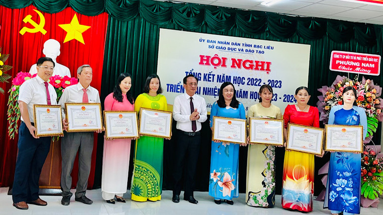 Chủ tịch Ủy ban nhân dân tỉnh Bạc Liêu Phạm Văn Thiều trao Bằng khen cho những tập thể, cá nhân có thành tích xuất sắc trong năm học qua. (Ảnh: Trọng Duy)