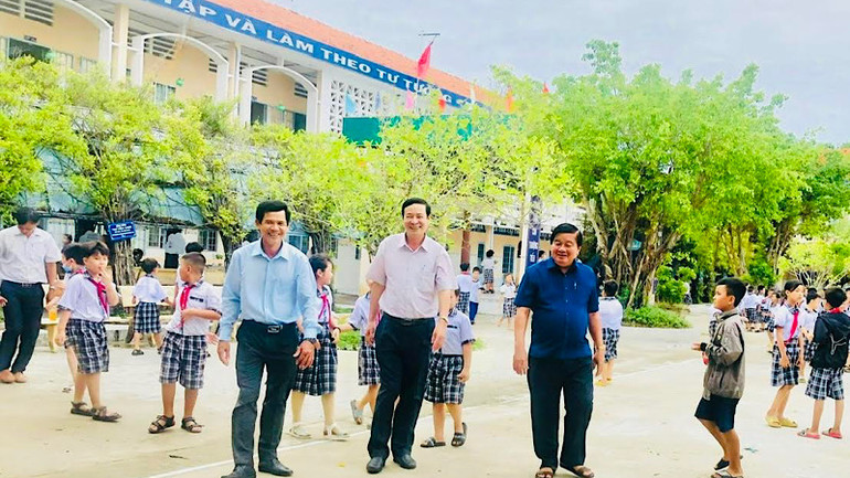 Lãnh đạo thị xã Giá Rai (Bạc Liêu) đến tận các trường kiểm tra công tác chuẩn bị mọi mặt cho năm học mới 2023-2024. (Ảnh: Trọng Duy)