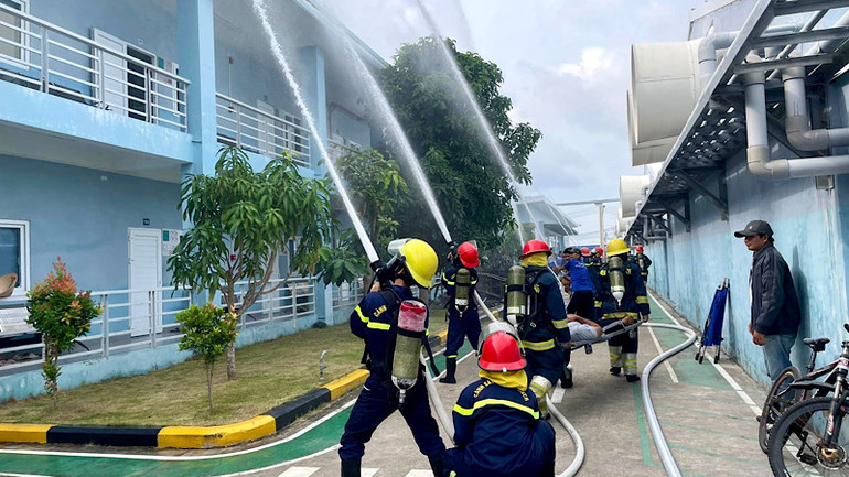 Công an Bạc Liêu diễn tập phòng, chống cháy nổ. (Ảnh: Trọng Nguyễn)