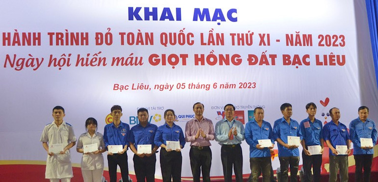 Ban tổ chức tặng quà những gương mặt tiêu biểu phong trào hiến máu ở Bạc Liêu.