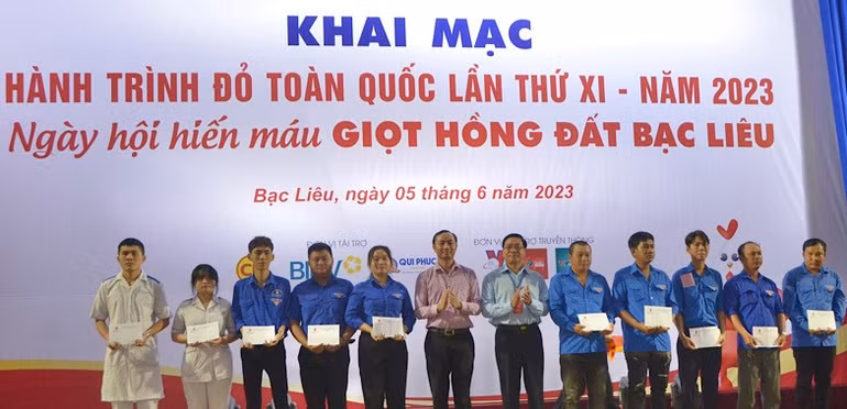 Ban tổ chức tặng quà những gương mặt tiêu biểu phong trào hiến máu ở Bạc Liêu.