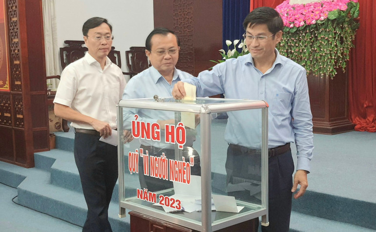 Các đồng chí trong Ban Thường vụ Tỉnh ủy Bạc Liêu tích cực ủng hộ người nghèo.