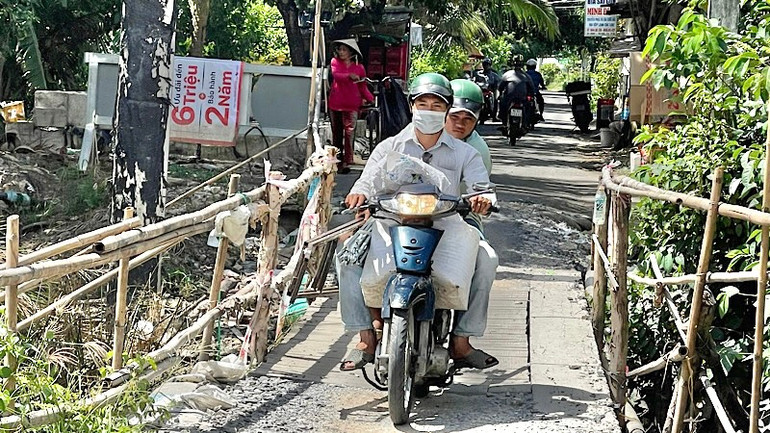 Do cầu Ông Đực xây dựng bỏ dở nên nhiều người dân nơi đây buộc phải đi đường vòng.