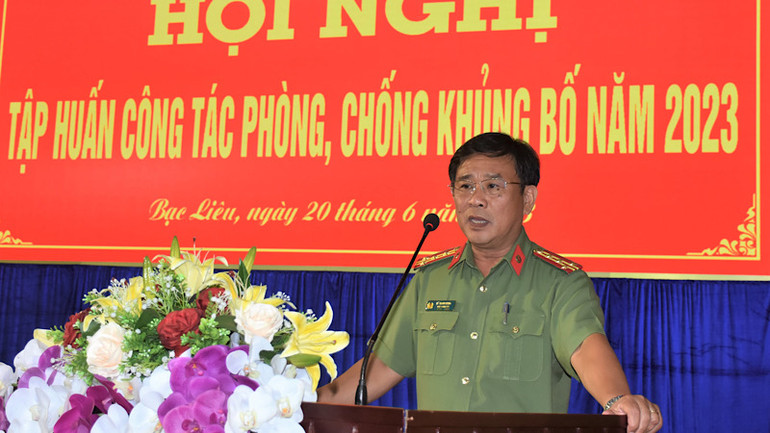 Đại tá Lê Thanh Hùng, Phó Giám đốc Công an tỉnh, Ủy viên Thường trực Ban Chỉ đạo Phòng, chống khủng bố tỉnh phát biểu tại hội nghị.( Ảnh Trọng Thức)