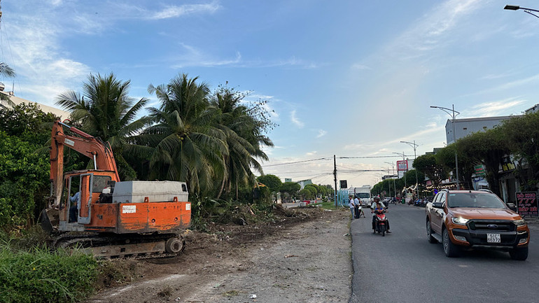 Sau khi hộ dân chịu bàn giao mặt bằng, Ủy ban nhân dân thành phố Bạc Liêu chỉ đạo các đơn vị tiến hành thi công ngay tuyến đường này. (Ảnh: TRỌNG DUY)