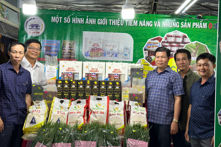 Gian hàng triển lãm tại hội chợ của huyện Vĩnh Lợi (Bạc Liêu). (Ảnh: TRỌNG DUY) Gian hàng triển lãm tại hội chợ của huyện Vĩnh Lợi (Bạc Liêu). (Ảnh: TRỌNG DUY)
