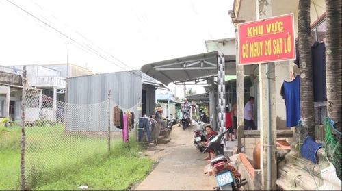 Chính quyền địa phương cắm biển cảnh báo khu vực nguy cơ sạt lở cao.