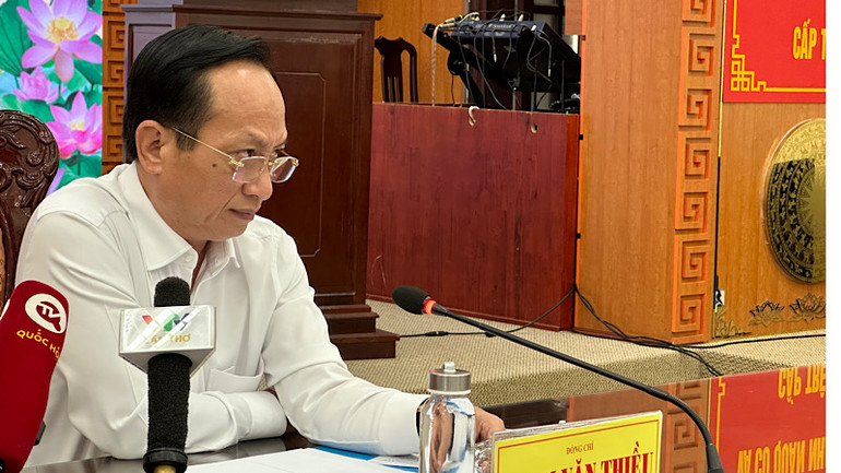 Chủ tịch Ủy ban nhân dân tỉnh Bạc Liêu Phạm Văn Thiều lắng nghe các ý kiến bức xúc của các doanh nghiệp, đồng thời chỉ đạo kiên quyết tháo gỡ khó khăn, vướng mắc, không để tình trạng &quot;gây khó&quot; các doanh nghiệp.