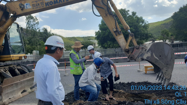 Đơn vị quản lý bảo dưỡng đường bộ đang đào lấp hố xoáy.