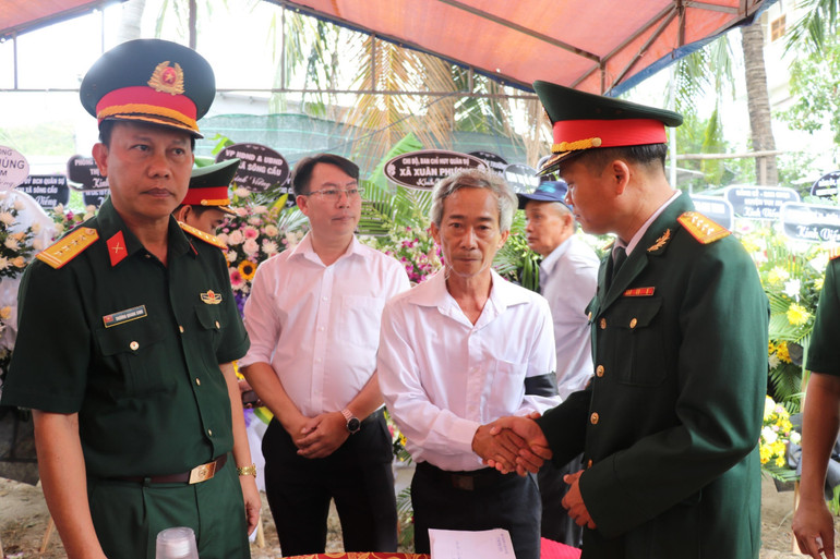 Bộ chỉ huy Quân sự tỉnh Phú Yên ân cần thăm hỏi động viên người thân gia đình tại lễ tang Trung tá Trương Hồng Kỳ.