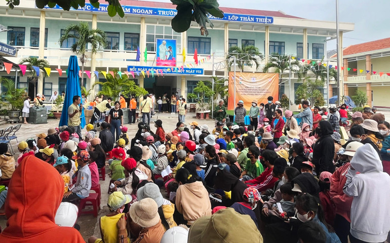 Hàng ngàn người dân xã Suối Bạc, huyện Sơn Hòa, Phú Yên đưa con em đến khám tầm soát bệnh tim miễn phí.