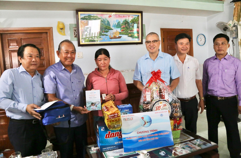 Nguyên Ủy viên Bộ Chính trị, nguyên Phó Thủ tướng Thường trực Chính phủ Trương Hòa Bình trao tặng quà cho hộ ngư dân có hoàn cảnh khó khăn phường Phú Đông, thành phố Tuy Hòa.