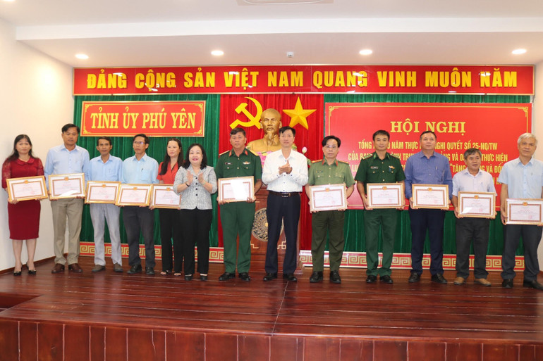 Lãnh đạo Ban Dân vận Trung ương và tỉnh Phú Yên trao tặng bằng khen cho các tập thể, cá nhân có thành tích xuất sắc.