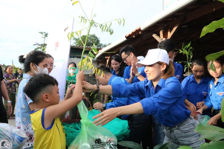 Đoàn viên thanh niên tổ chức hoạt động đổi rác thải nhựa tái chế lấy cây ăn quả tại xã An Hòa Hải, Tuy An.