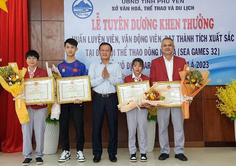 Đồng chí Đào Mỹ, Phó Chủ tịch UBND tỉnh Phú Yên tặng bằng khen cho vận động viên Lê Thị Tuyết, Văn Minh Hiếu và các huấn luyện viên đã có thành tích xuất sắc tại SEA Games 32, Giải vô địch Karate Đông Nam Á 2023. Đồng chí Đào Mỹ, Phó Chủ tịch UBND tỉnh Phú Yên tặng bằng khen cho vận động viên Lê Thị Tuyết, Văn Minh Hiếu và các huấn luyện viên đã có thành tích xuất sắc tại SEA Games 32, Giải vô địch Karate Đông Nam Á 2023.