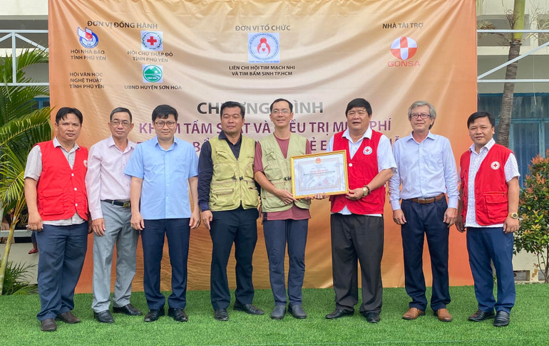 Lãnh đạo Hội chữ thập đỏ tỉnh Phú Yên trao bằng ghi nhận tấm lòng vàng cho Liên chi hội Tim mạch nhi và Tim bẩm sinh Thành phố Hồ Chí Minh.