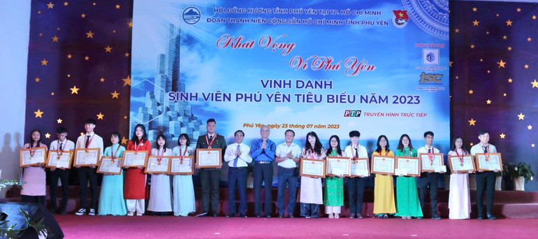 Lãnh đạo tỉnh Phú Yên và Hội đồng hương tỉnh Phú Yên tại Thành phố Hồ Chí Minh trao bằng khen của UBND tỉnh Phú Yên cho các sinh viên xuất sắc.