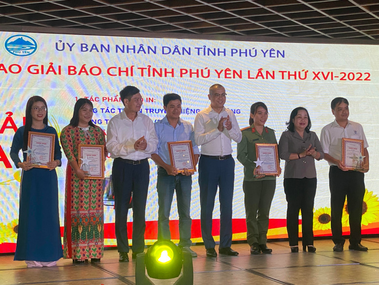 Các đồng chí lãnh đạo tỉnh Phú Yên trao giải A Giải Báo chí tỉnh Phú Yên lần thứ 16 - năm 2022