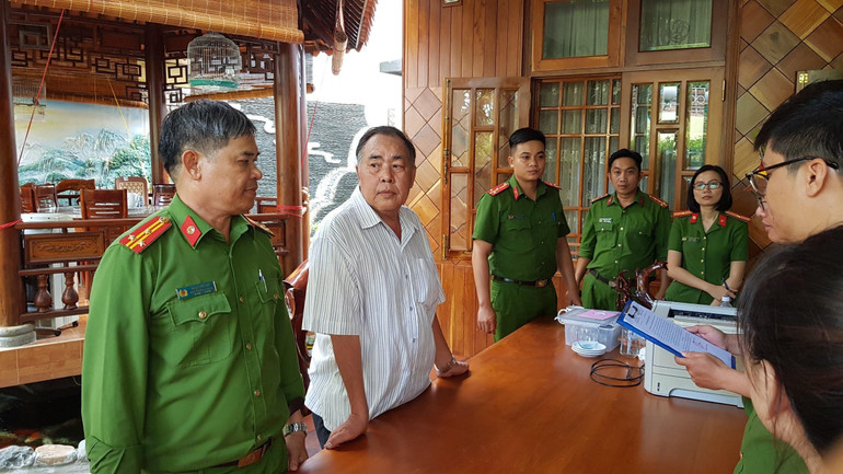 Lực lượng chức năng thực hiện lệnh khám xét chỗ ở ông Đỗ Duy Vinh, nguyên Giám đốc Sở Tài Chính tỉnh Phú Yên.