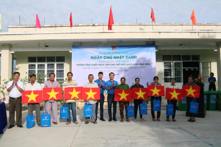 Đoàn thanh niên thăm tặng quà, tặng cờ Tổ quốc cho ngư dân tại bãi biển thôn Phú Thường, xã An Hòa Hải, huyện Tuy An.