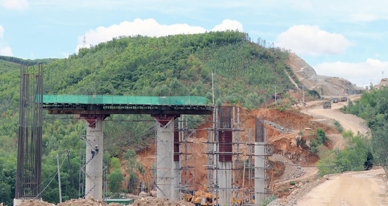 Đơn vị thi công đang tập trung thiết bị máy móc thi công hạng mục cầu trên tuyến dự án Quy Nhơn-Chí Thạnh.