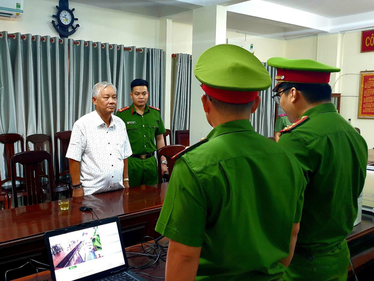 Ông Phạm Đình Cự, nguyên Chủ tịch Ủy ban nhân dân tỉnh Phú Yên đang nghe công bố các các quyết định khởi tố tại Cơ quan Cảnh sát điều tra Công an Phú Yên.