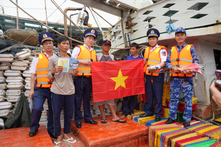 Lực lượng Cảnh sát biển Tặng quà và cờ Tổ quốc cho tàu cá ngư dân trên biển.