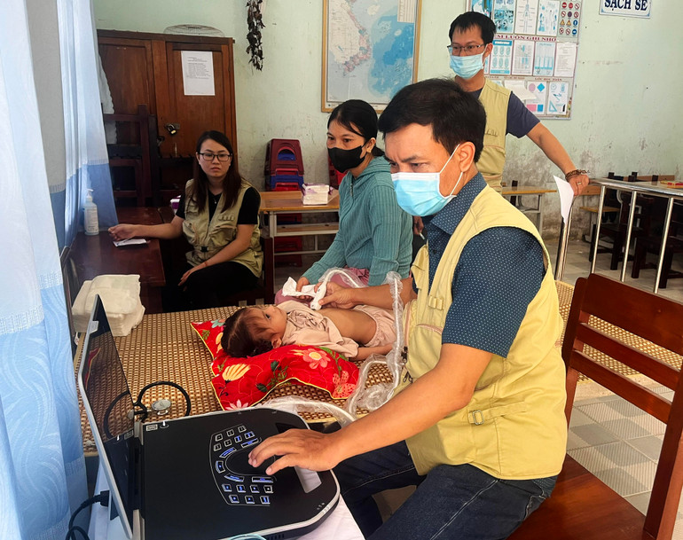 Cháu Hờ Thu xã Suối Bạc, huyện Sơn Hòa đang được các bác sĩ kiểm tra bệnh tim bẩm sinh.