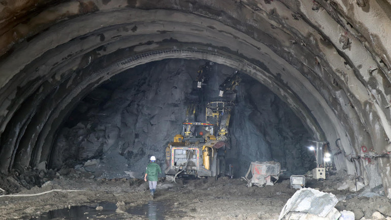 Tổng công ty xây dựng Lũng Lô đang thi công hầm Tuy An thuộc dự án thành phần Chí Thạnh-Vân Phong.