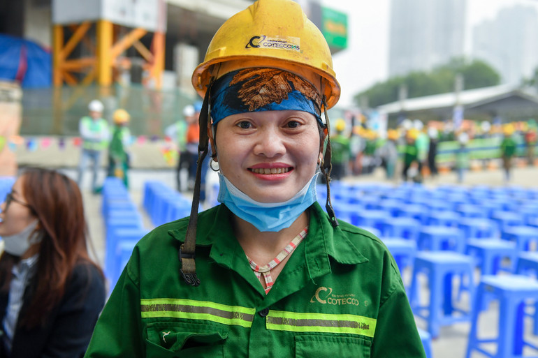 Chị Bạc Thị Tến vui mừng vì được nhận quà Tết sớm từ Xây Tết 2024.