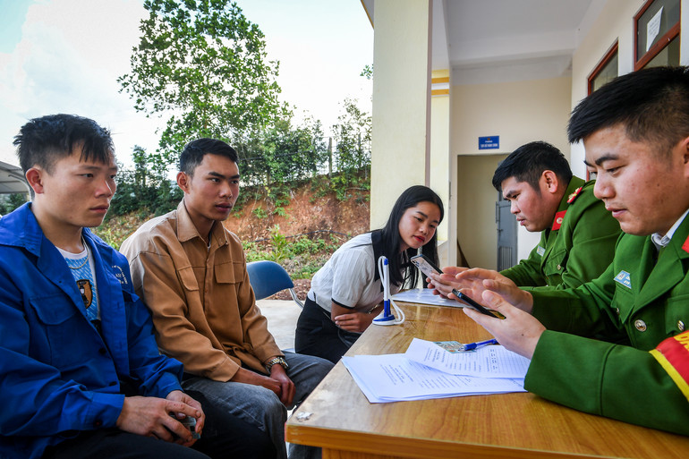 Công an xã Nà Hỳ hướng dẫn người dân cài đặt phần mềm VNeID. Công an xã Nà Hỳ hướng dẫn người dân cài đặt phần mềm VNeID.