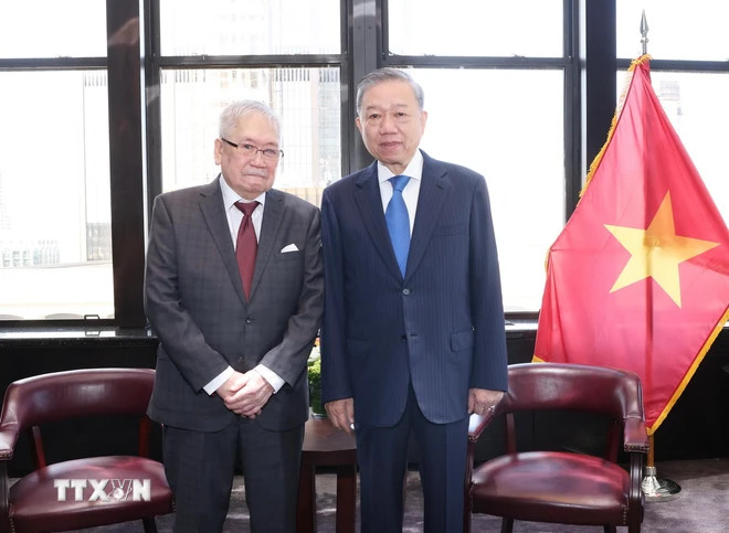 Tổng Bí thư, Chủ tịch nước Tô Lâm với ông Vũ Văn Lê, kiều bào tại Houston. (Ảnh: Lâm Khánh/TTXVN) Tổng Bí thư, Chủ tịch nước Tô Lâm với ông Vũ Văn Lê, kiều bào tại Houston. (Ảnh: Lâm Khánh/TTXVN)