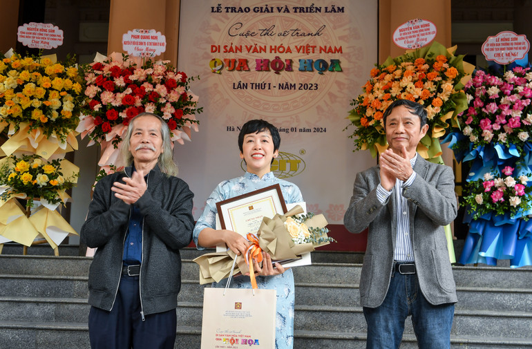 Tác giả Lê Thị Thanh được trao giải nhất. Tác giả Lê Thị Thanh được trao giải nhất.