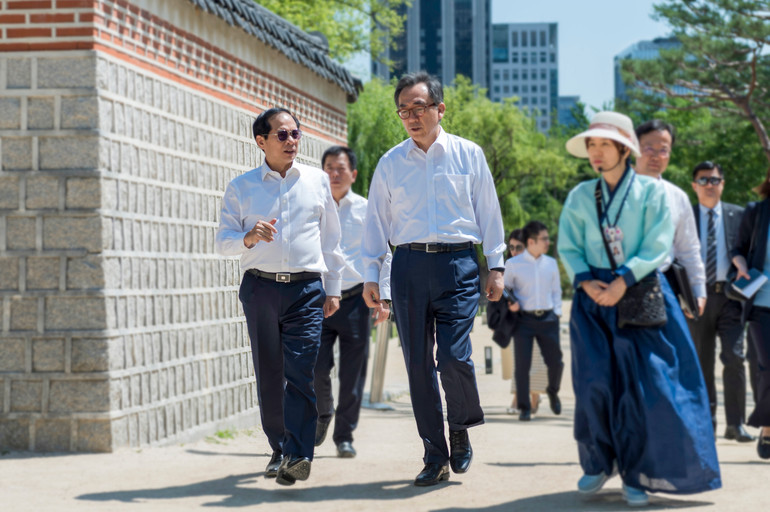 Hai Bộ trưởng đi thăm Cung Gyeongbuk.