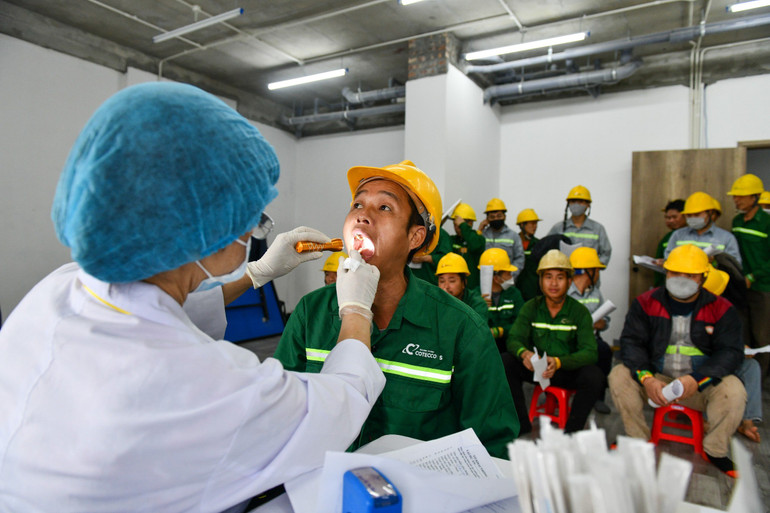 Khám sức khỏe miễn phí cho công nhân xây dựng tại công trường Ecopark (Văn Giang, Hưng Yên).