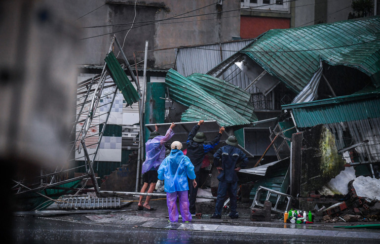 Bão số 3 đã gây ra những hậu quả nặng nề cho nhiều tỉnh thành tại Việt Nam. Bão số 3 đã gây ra những hậu quả nặng nề cho nhiều tỉnh thành tại Việt Nam.