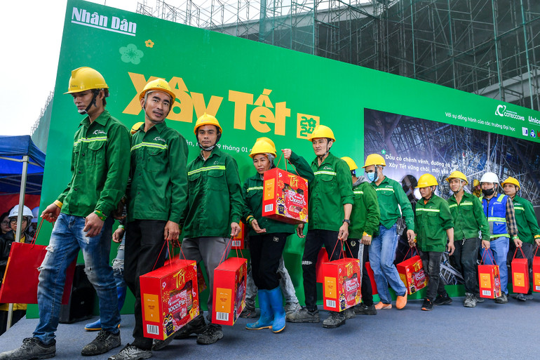 Các công nhân tại công trường Ecopark vui mừng với những món quà Tết sớm.