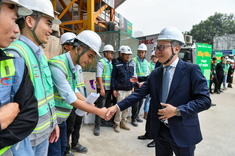 Đồng chí Lê Quốc Minh cùng các kỹ sư, công nhân lao động tại công trường Ecopark.