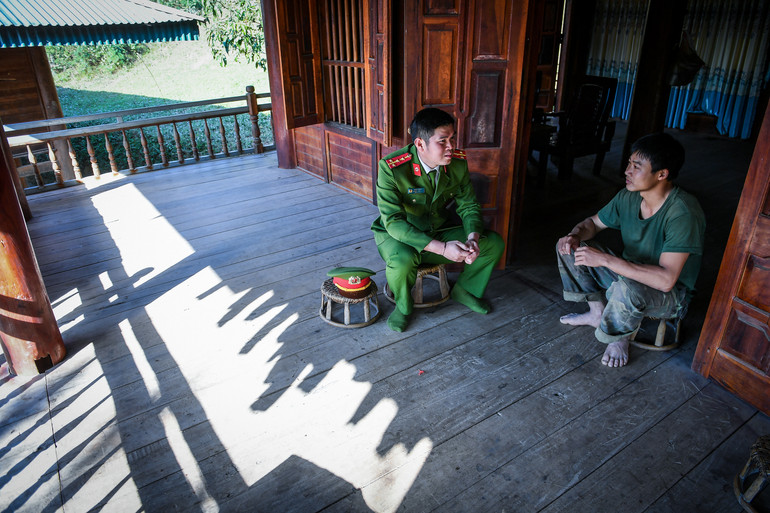 Đại úy Vàng Văn Thế trao đổi với người dân tại xã Nà Hỳ. Đại úy Vàng Văn Thế trao đổi với người dân tại xã Nà Hỳ.