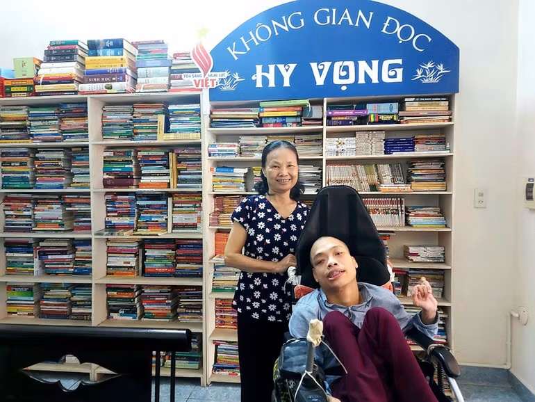 Không gian đọc Hy vọng của chàng trai khuyết tật Đỗ Hà Cừ bên mẹ là cô Nguyễn Thị Kim Sơn. Không gian đọc Hy vọng của chàng trai khuyết tật Đỗ Hà Cừ bên mẹ là cô Nguyễn Thị Kim Sơn.