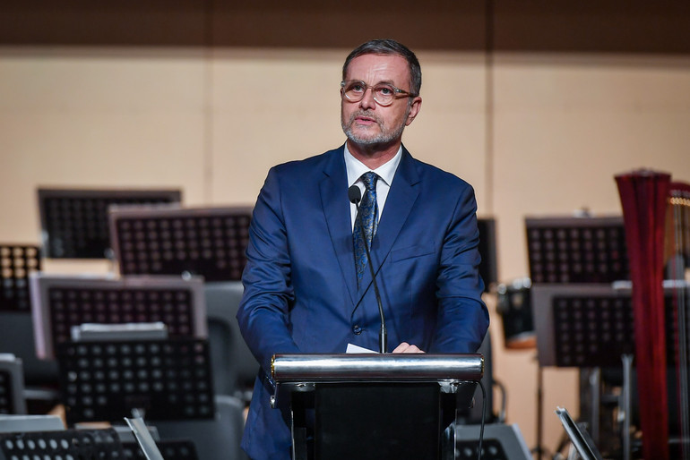 Ông Olivier Brochet, Đại sứ Pháp tại Việt Nam chia sẻ tại đêm nhạc. Ông Olivier Brochet, Đại sứ Pháp tại Việt Nam chia sẻ tại đêm nhạc.