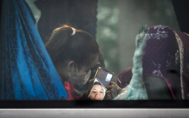 Nữ công nhân gọi điện thông báo mình sẽ về nhà đón Tết trên chuyến xe nghĩa tình.