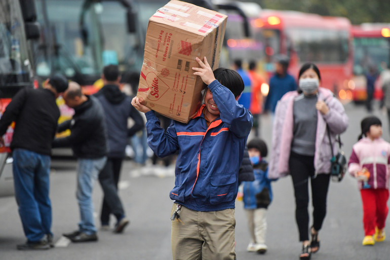 Mang theo chút quà từ Hà Nội, những công nhân lao động rạng ngời khi bước lên chuyến xe nghĩa tình.
