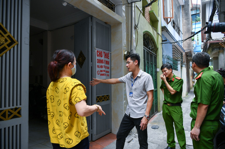 Tổ công tác phường Quan Hoa kiểm tra công tác phòng cháy, chữa cháy tại các cơ sở cho thuê trọ trên địa bàn. (Ảnh: THÀNH ĐẠT)
